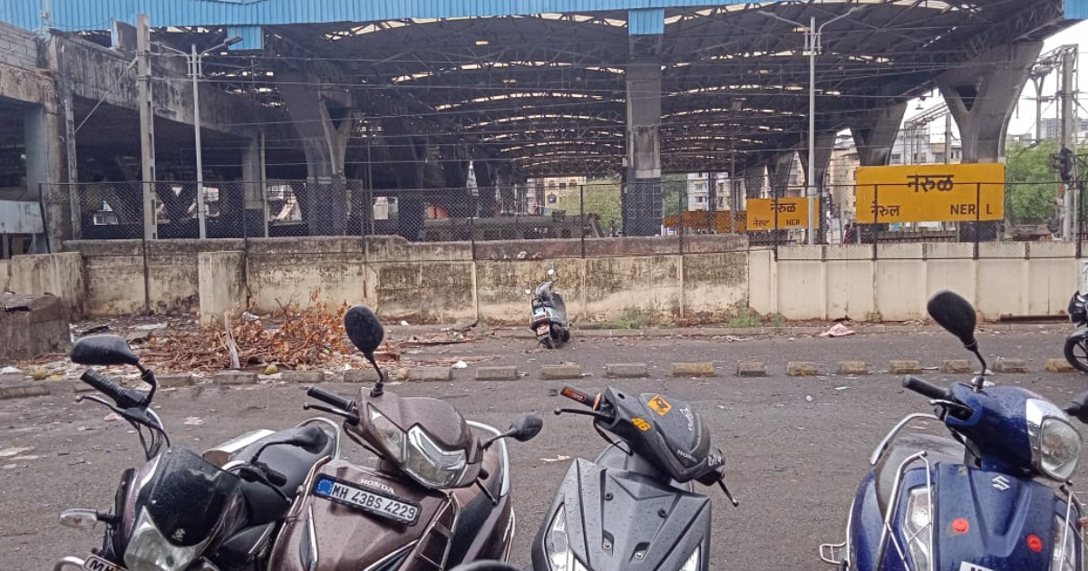 Nerul Station fill with garbage